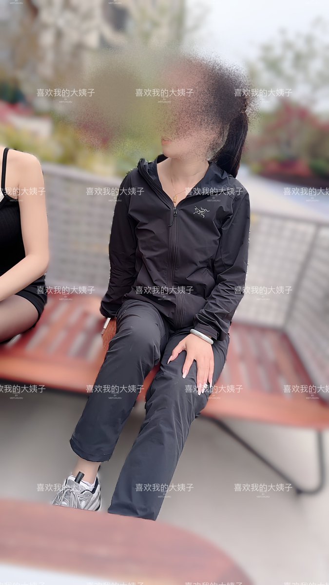 一家人带着孩子在楼下玩呢
就是前几天邻居坐着的位置，不过今天没见邻居
今天老婆的穿衣打扮和大姐形成了强烈的反差，之前老婆基本上都是休闲的，老婆少妇风，今天老婆穿的挺风骚的，我看着都骚，哈哈
在唠叨一句，通过昨天更新的推文，我觉得大姐是万能的，没有大姐做不到的
我开发大姐没有一半 https://t.co/NSATDFU2lF