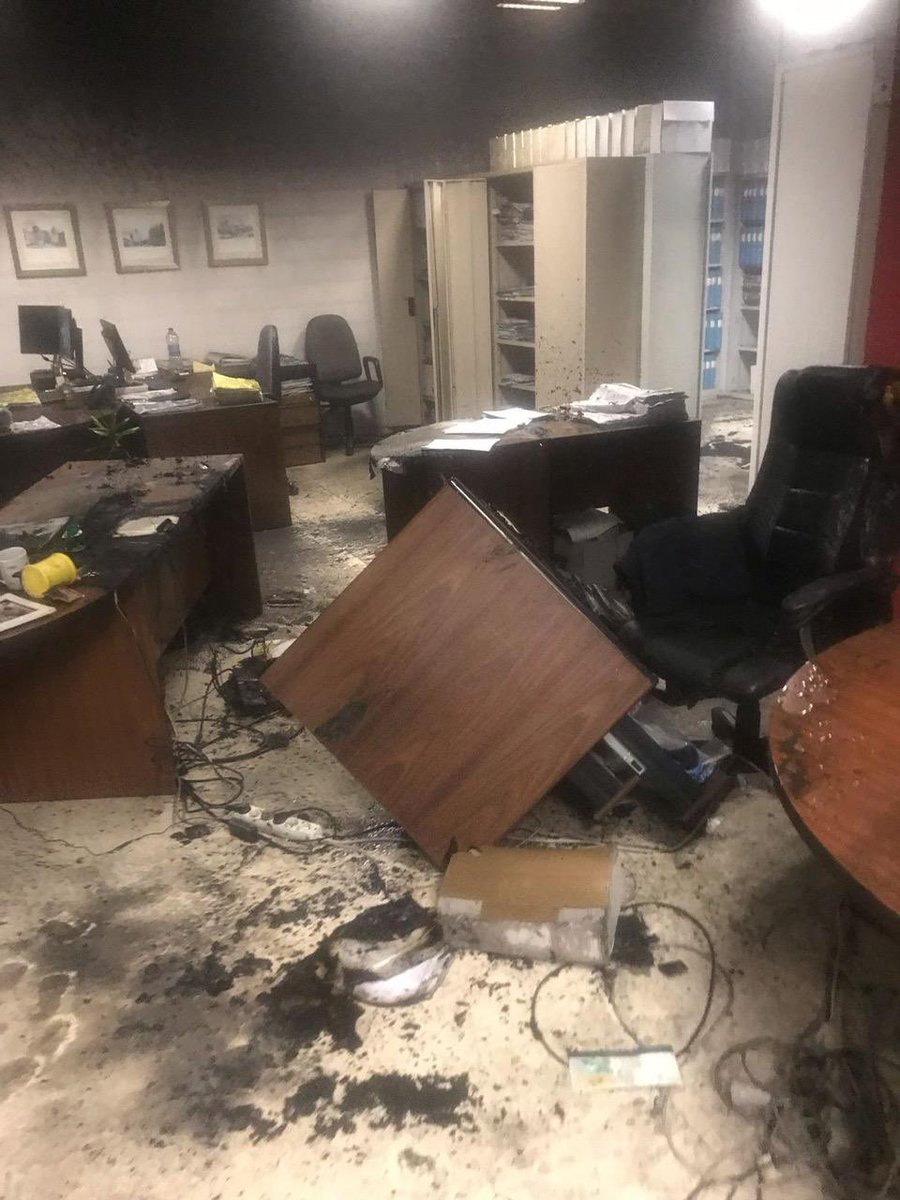 RegistradoresCV's tweet image. El #registro de la #propiedad de Gandia 1 abrirá el lunes sus puertas al público tras el incendio que sufrió ayer. La rápida intervención de los bomberos evitó que las llamas se propagasen por el resto del local. El registro permanecerá cerrado solo hoy viernes #ServicioPúblico