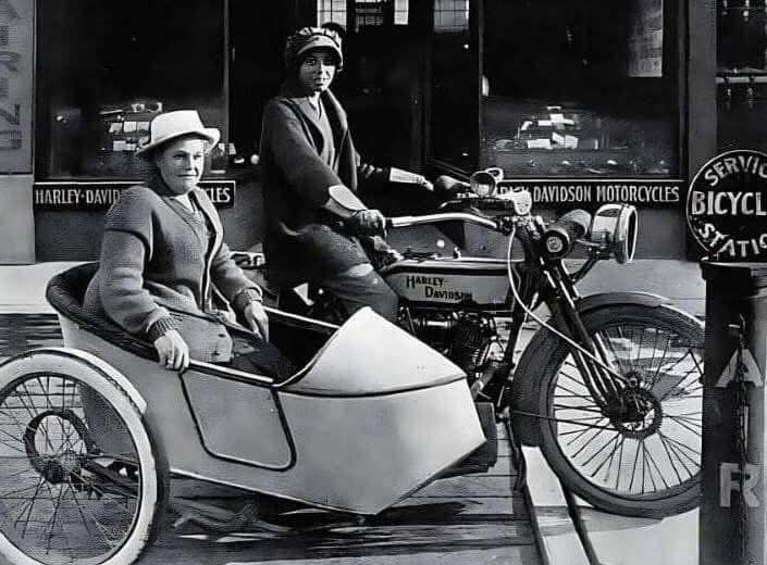 In 1915, Effie Hotchkiss bought a new Harley-Davidson and attached a sidecar to carry her mother Avis as a passenger. The pair rode off on what was to become epic 9,000-mile journey.