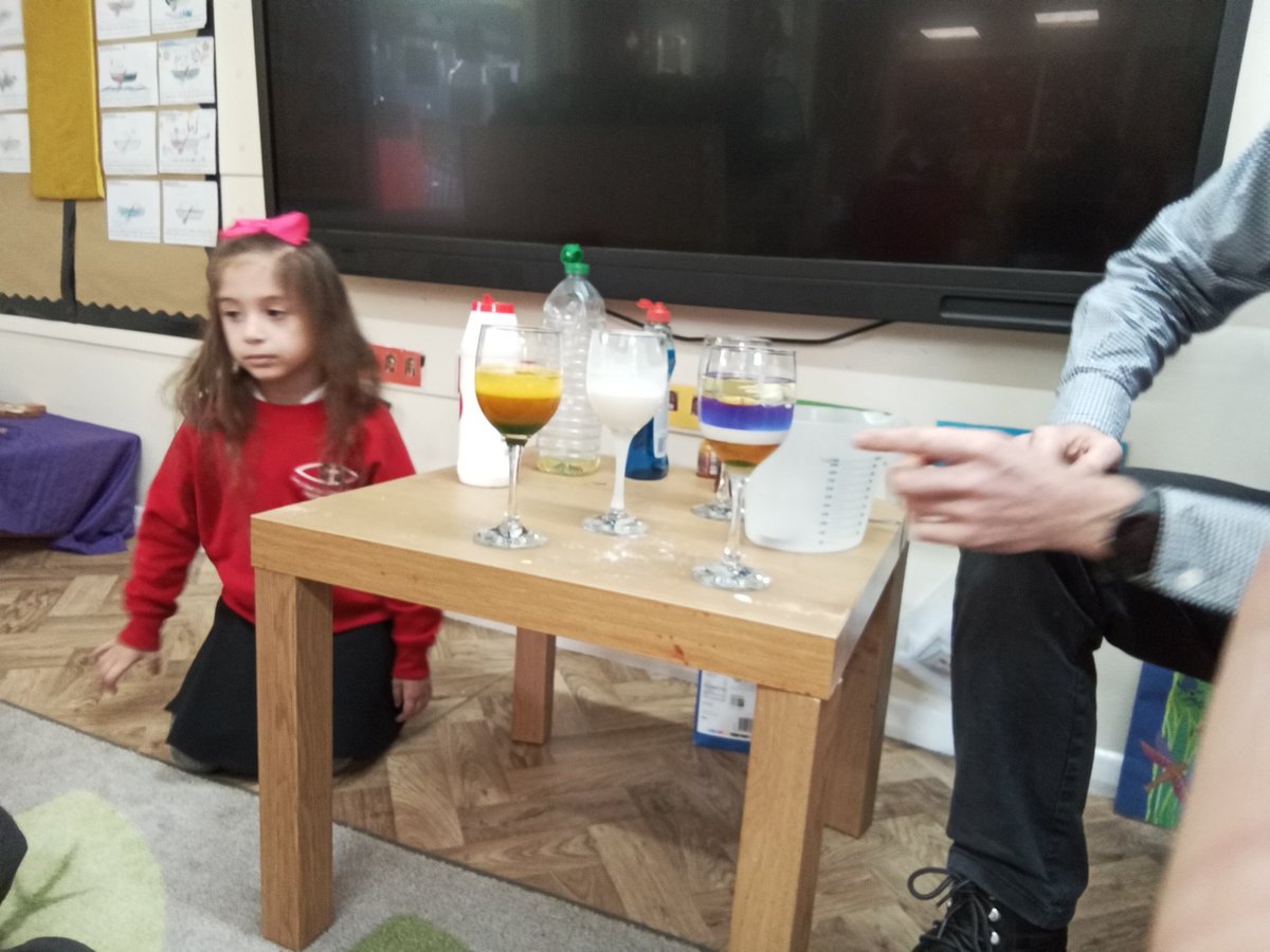 StAntsShipley's tweet image. #TEAMSAS. Reception looking at density of different liquids. Very exciting been able to see the results as they happen.