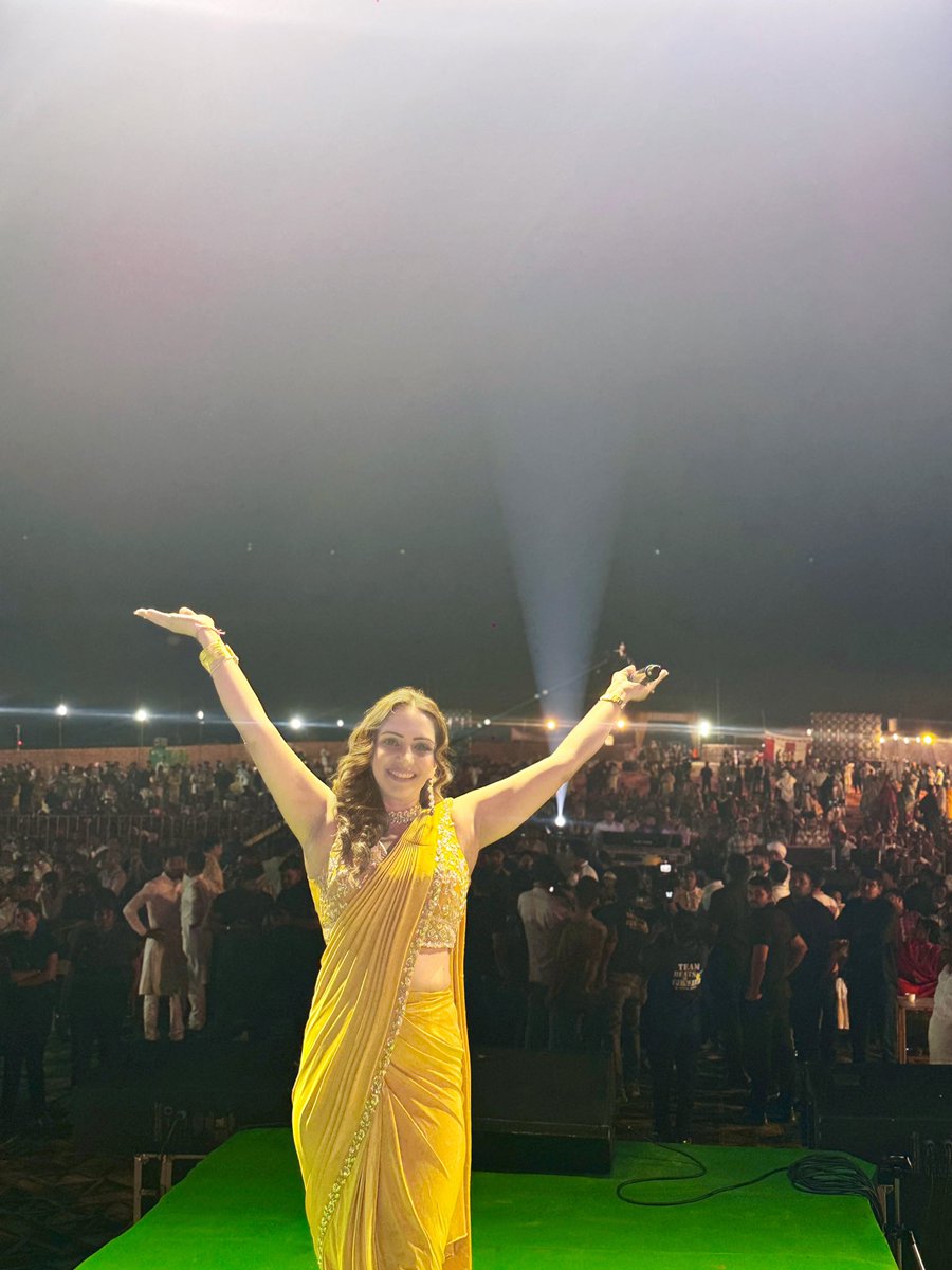 AnchorPiya's tweet photo. My yellow saree look ✨ Handling the biggest crowd with confidence & owning the stage like a pro! 🎤 #anchorpiyasharma🎤 #StageOnFire #ConfidenceSpeaks #EventHost #MicCheck #PublicSpeaking #SareeLove #OnStageMagic #CrowdController https://t.co/h97kHbdFsS