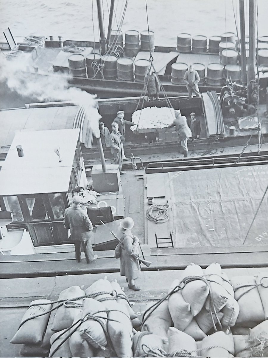 Goederen bestemd voor het Nederlandse leger worden tijdens de mobilisatieperiode onder bewaking gelost in de haven van Rotterdam