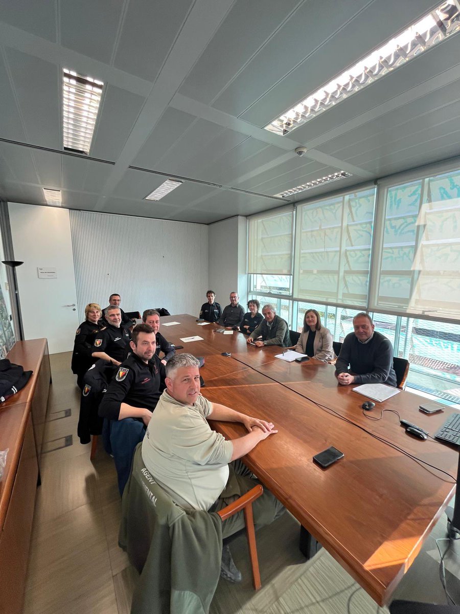 GVAMediAmbient's tweet photo. 🤝 El Secretari Autonòmic @Raulnaturalista s’ha reunit junt als DG @touris_ros i Luis Gomis, i amb el #GOIIF, per reforçar l’estratègia contra els incendis forestals
🚗 La @generalitat ha invertit més de 900.000 € en 18 tot terrenys i 7 pickups adaptades per als agents mediambientals