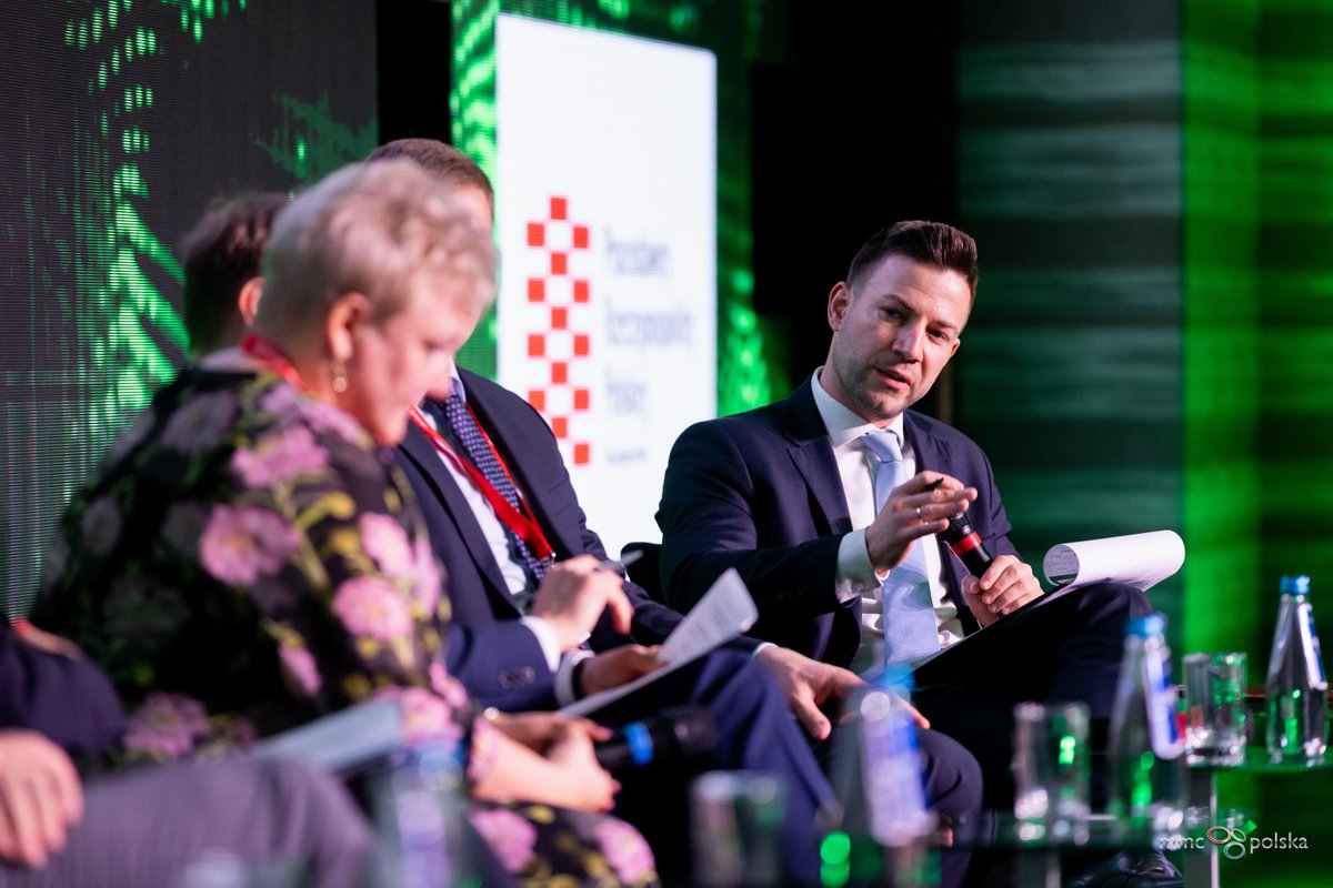 MAPGOVPL's tweet photo. 🌐Trwa 41. edycja  #EuroPOWER2025 & #OZEPOWER2025 ⚡️We wczorajszym panelu dyskusyjnym pn. "Wiodąca rola gazu w transformacji energetycznej oraz ciepłownictwie" wzięła udział Monika Gawlik, Dyrektor Departamentu Spółek Paliwowo-Energetycznych w Ministerstwie Aktywów Państwowych. Dyskutowano https://t.co/XfiUp54Pr6. o  roli gazu w procesie transformacji energetycznej Polski, szczególnie w kontekście bezpieczeństwa energetycznego i modernizacji ciepłownictwa. Więcej informacji o wydarzeniu pod adresem ➡️https://t.co/f1eRaCi44o
#RokPrzełomu #Energetyka #TransformacjaEnergetyczna 

📸 Fot.@EuroPOWERKonf