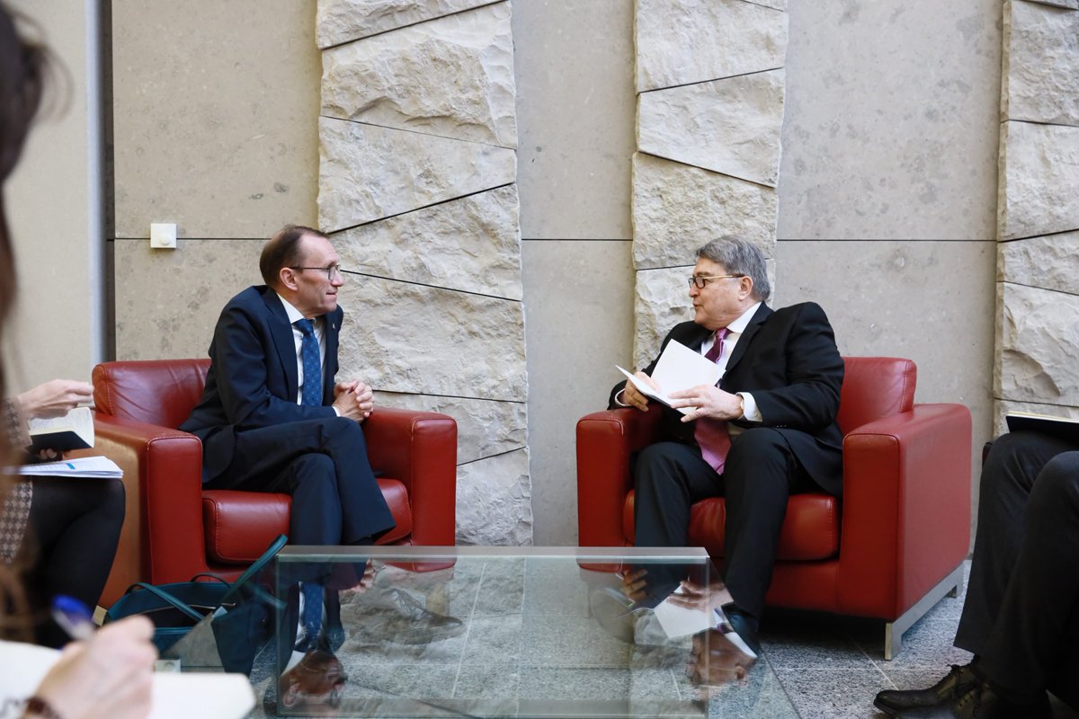 MAERomania's tweet photo. Foreign Minister Hurezeanu met with his Norwegian counterpart, @EspenBarthEide, on the margins of the @NATO Foreign Ministerial. Romania and Norway share a robust defense cooperation. Our countries stand resolutely committed to ensuring security from the Arctic to the Black Sea. https://t.co/RKvU8z63hl