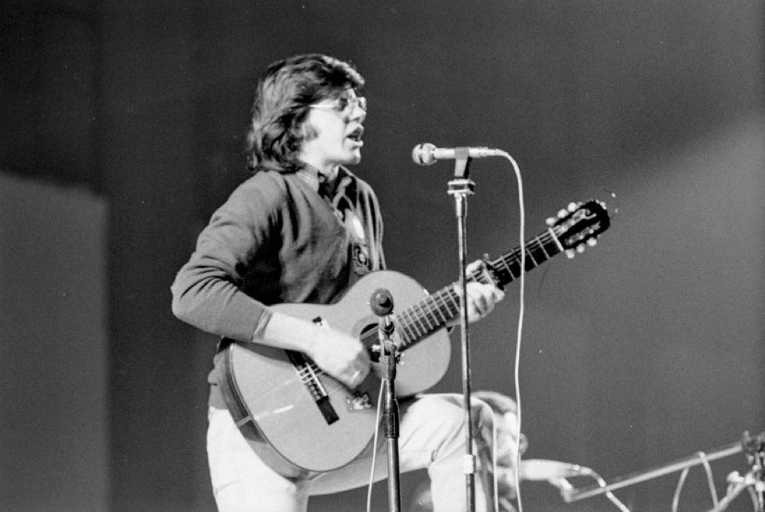 Trist d'aprene la mòrt de l’amic Joan Molas. Figura cabecèra n’eth desenvolupament e profesionalizacion dera Nova Cançó. Mercés a el, poguèri cantar en Catalonha dins las annadas setanta. 
Aguesta fòto pertanh ath concèrt deth Pavelló dera Devesa de Girona en 1977, que el