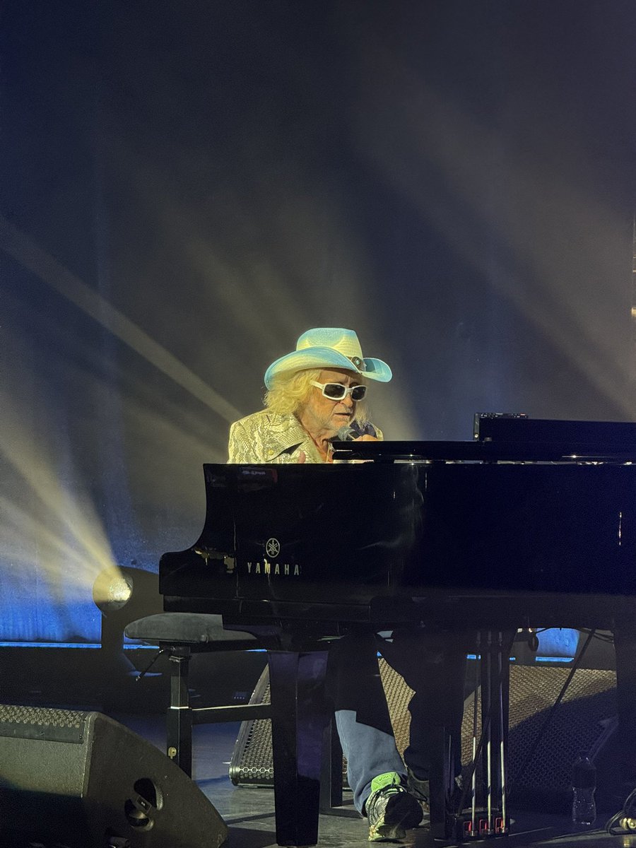 tisek's tweet photo. @jocelyne570 @MICHELPOLNAREFF Tout à fait; grand moment ❤️
Expat à Londres depuis trois ans, @MICHELPOLNAREFF m’a fait la surprise de venir se produire à 10 minutes de chez moi 🥰
Mersea Amiral ⚓️ https://t.co/OVIid0A8Tb