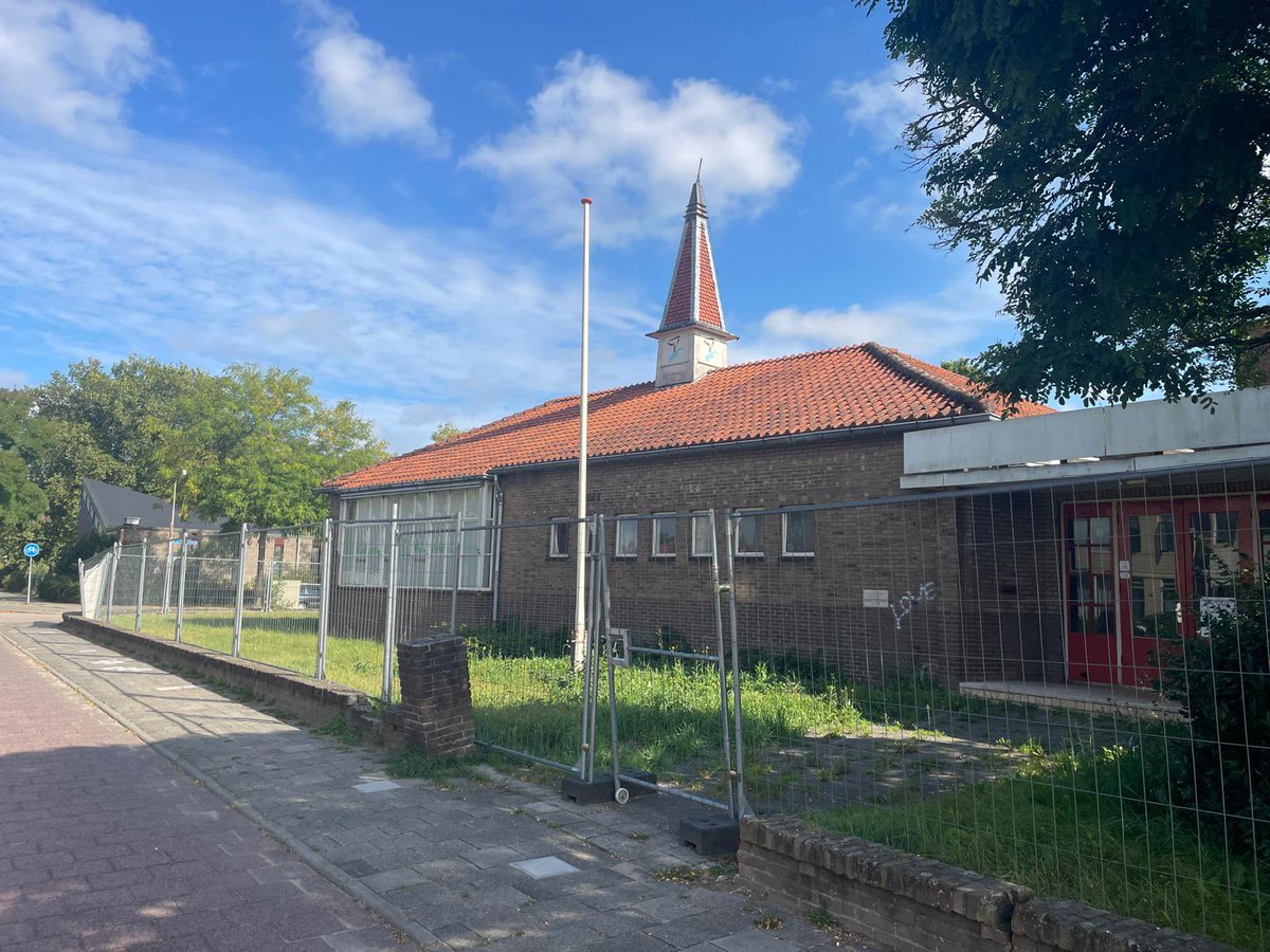De oude Huishoudschool in Ridderkerk staat al te lang leeg. VVD Ridderkerk wil hier snel betaalbare seniorenwoningen realiseren voor betere doorstroming op de woningmarkt. Geen vertraging, maar doorbouwen! 🏗️🏡

Lees onze vragen aan het college: ap.lc/khelz