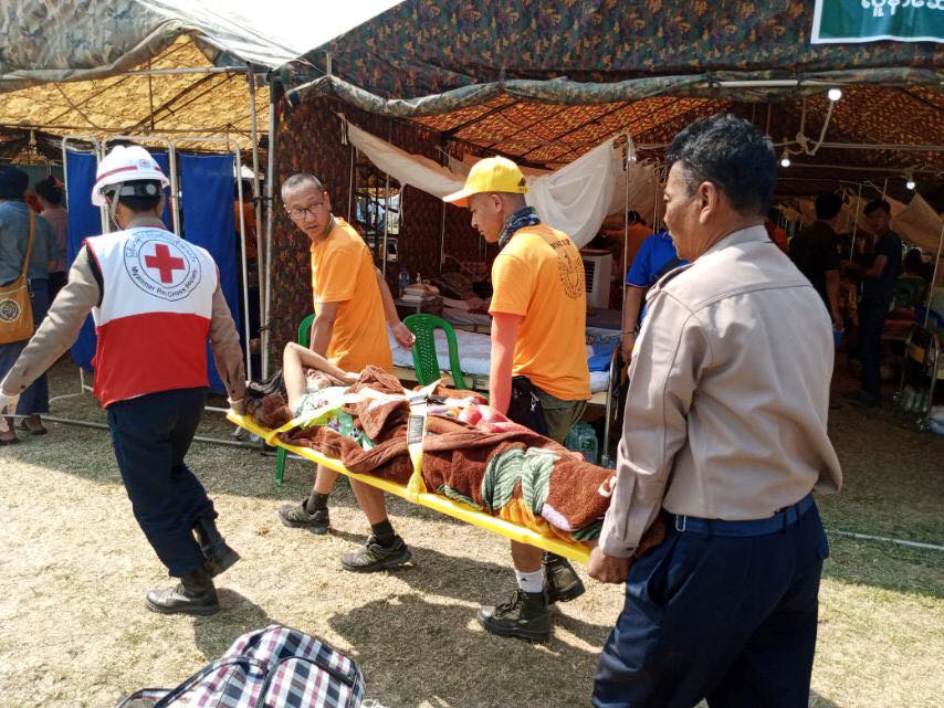 MyanmarRedCross's tweet photo. Red Cross volunteers are providing vital support at the temporary hospitals in #ShweKyarPin (Zabuthiri, #NayPyiTaw) and Paung Laung (#Pyinmana), ensuring care for those affected by the #earthquake. Together, we stand for humanity. https://t.co/JpPd6K29bs