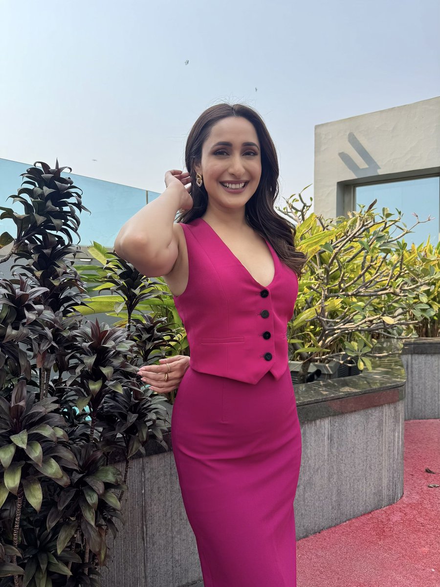 ItsMePragya's tweet photo. On Fridays, we wear pink 💕🌺 https://t.co/e3nslAaXkm