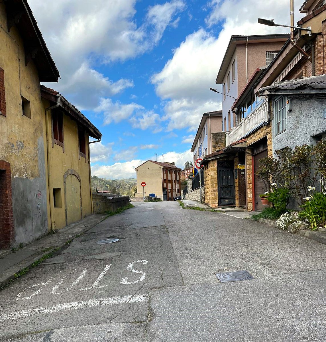 🚧Las calles de Albéniz y Los Ángeles, y un tramo de la avenida del Nalón, en El Entrego, así como la carretera de Burganeo, serán pavimentadas próximamente.

📆La ejecución de las obras ya ha sido adjudicada y la formalización del contrato se efectuará este mes de abril.