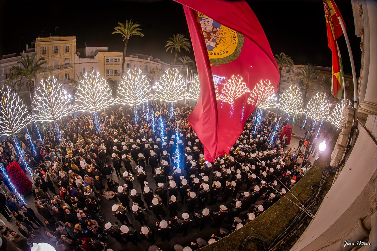 RosariodeCadiz's tweet photo. 🎼 𝐄𝐒𝐓𝐑𝐄𝐍𝐎 | “𝐆𝐚𝐝𝐢𝐭𝐚𝐧𝐢́𝐬𝐢𝐦𝐚”.

Esta vez en formato de marcha de ordinario, que verá la luz esta misma noche en el pasacalles que ofrecerá la banda en Jerez de la Frontera, dentro del programa organizado por el Excmo. Ayuntamiento de Jerez denominado “𝐒𝐩𝐞 𝐋𝐮𝐜𝐢𝐬”.

Esta es la segunda composición de un conjunto de obras en formato de “marcha de ordinario” que contendrán todas una dedicatoria especial hacia nuestra tierra.

También es especial ya que se trata de la primera composición escrita para la banda del autor e integrante de la Dirección Musical, @aleeeruiz6. El cual, a buen seguro, no tardará mucho en formar parte de los autores dentro del formato de “marcha lenta” o de procesión de la banda.

📸 @JPOFotografia