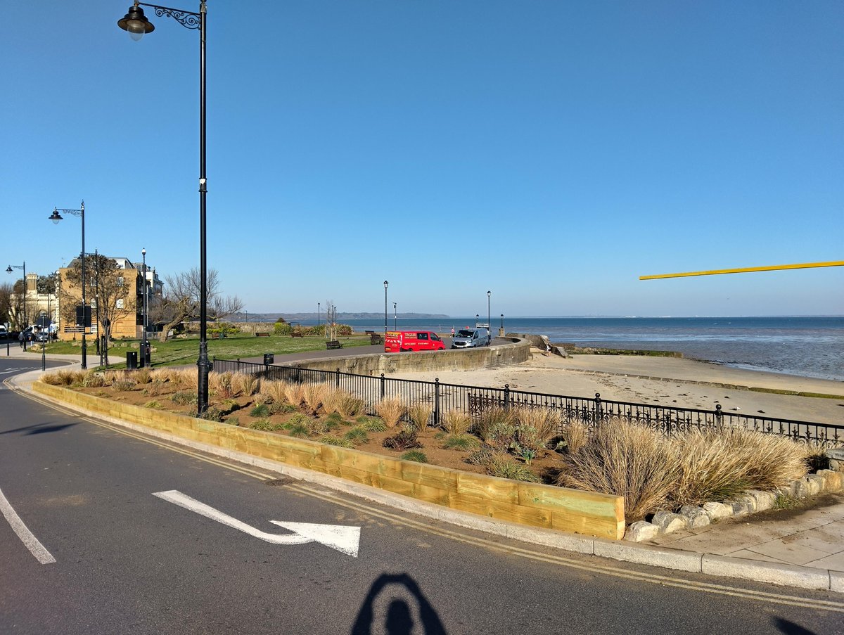 iow_council's tweet photo. Our Parks & Countryside Team has been hard at work along the seafront, and it shows!
Take a look at the latest improvements to our public spaces.
#Seafront #PublicRealm #ParksTeam
🌳⚒️🌞 https://t.co/IEVZA1N8q5