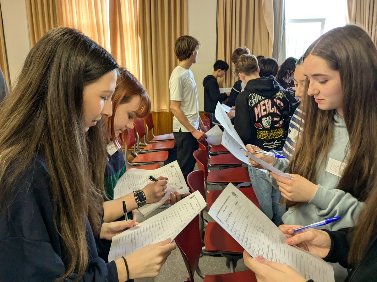 Our Year 10 and Year 11 Spanish students have safely touched down in Salamanca! 🇪🇸

Today students are visiting our partner school, IES Fernando de Rojas, where they will attend a series of lessons and workshops.