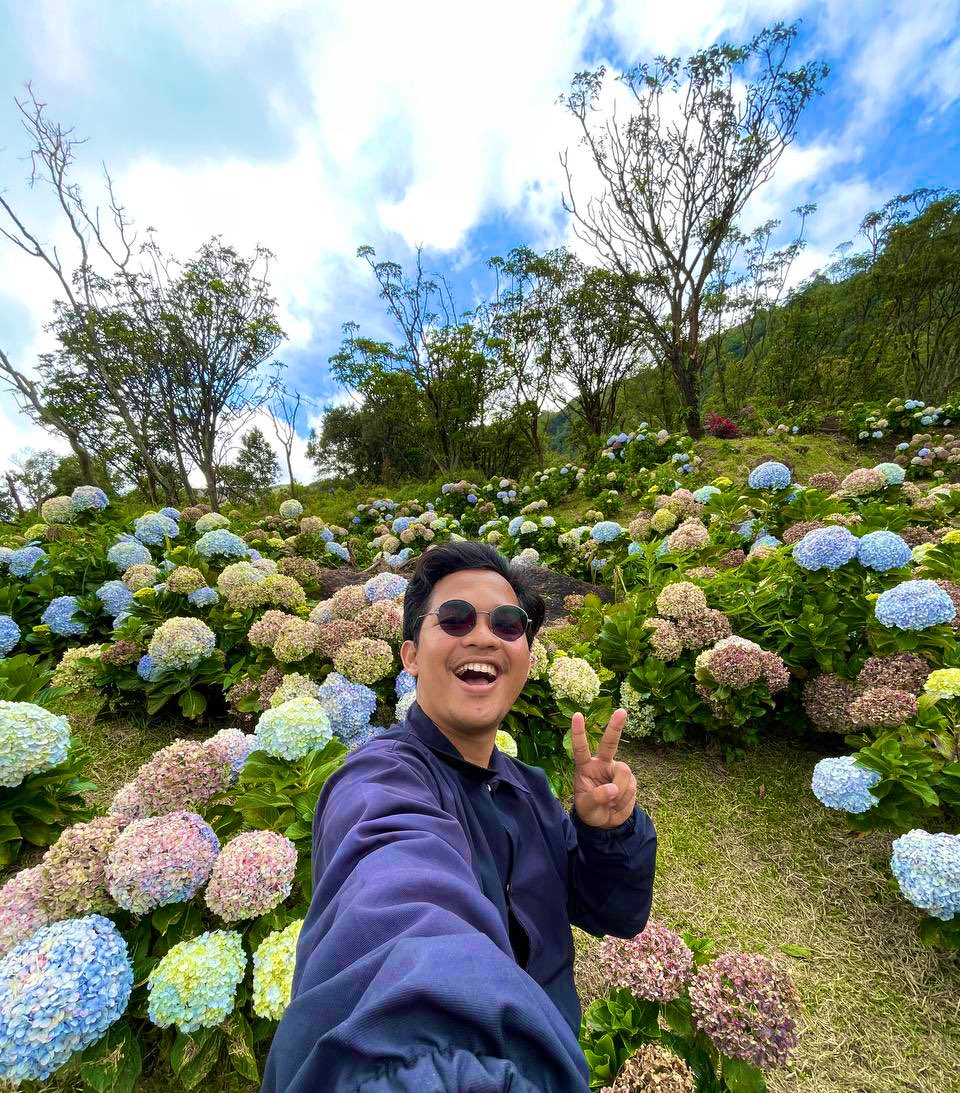 khanifirsyad's tweet image. Sebagai pencinta bunga-bungaan, Hydrangea ini jadi favorit saya. Warnanya yang cantik dan unik ini pasti akan memanjakan mata bagi siapapun yang memandangnya. Bunga ini hanya bisa tumbuh di ketinggian 500-1500 mdpl. Cantik sekali, bukan? 😆🌷🌸🌼🪻💐

📍 Gn. Papandayan