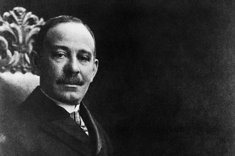 🥰In 1893, Dr. Daniel Hale Williams performed one of the first successful open-heart surgeries🫀 without modern tools or antibiotics! 🚀  His patient, James Cornish, lived over 20 years after the operation—proving heart surgery was possible! 💡  
#MedTwitter  #CardioSurgery
