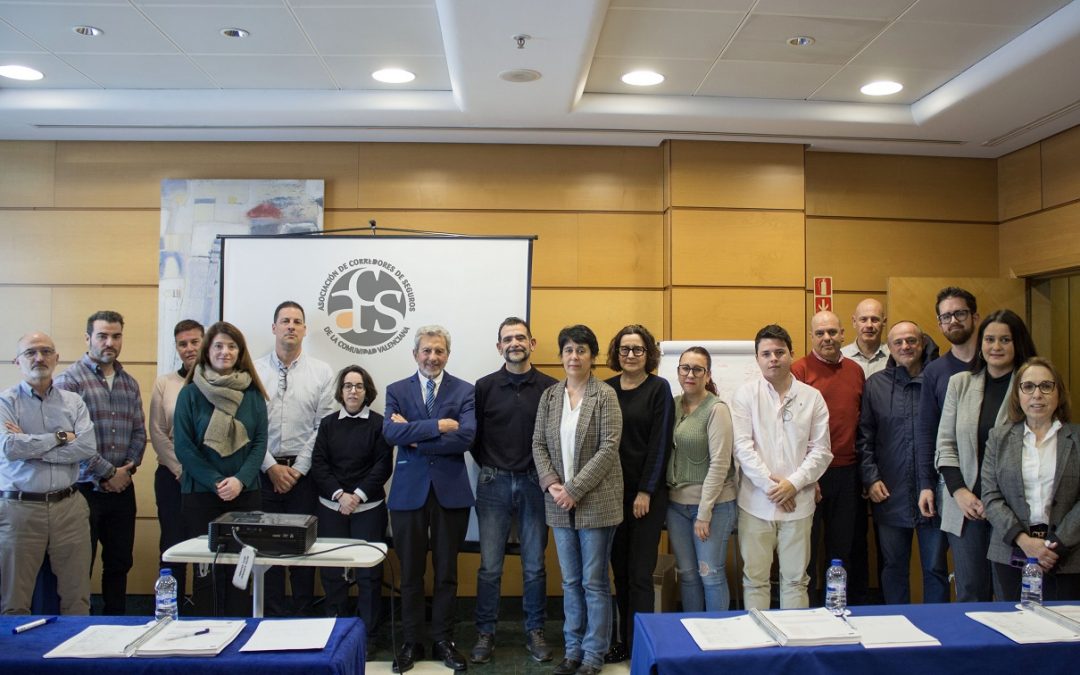 acs_cv's tweet photo. ¿Estás al día en #seguros de comunidades? Josep Sarrión compartió con nuestros asociados las claves para una gestión eficaz y actualizada de este tipo de seguros. 📲 Lee el resumen de esta formación imprescindible: https://t.co/vSWGNMU1gU https://t.co/16uSPFSnKP