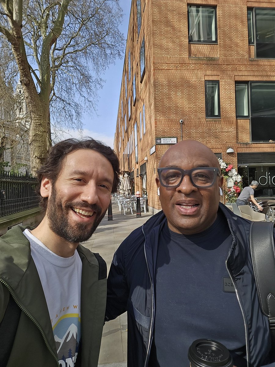 JairoAndresJ's tweet photo. When you're listening to the @ArsenalVPodcast podcast then you meet one of the legends themselves! Never meet those you admire from afar? Nope, theory disproven, @clivepafc is a great bloke! https://t.co/hSytAZhiiE