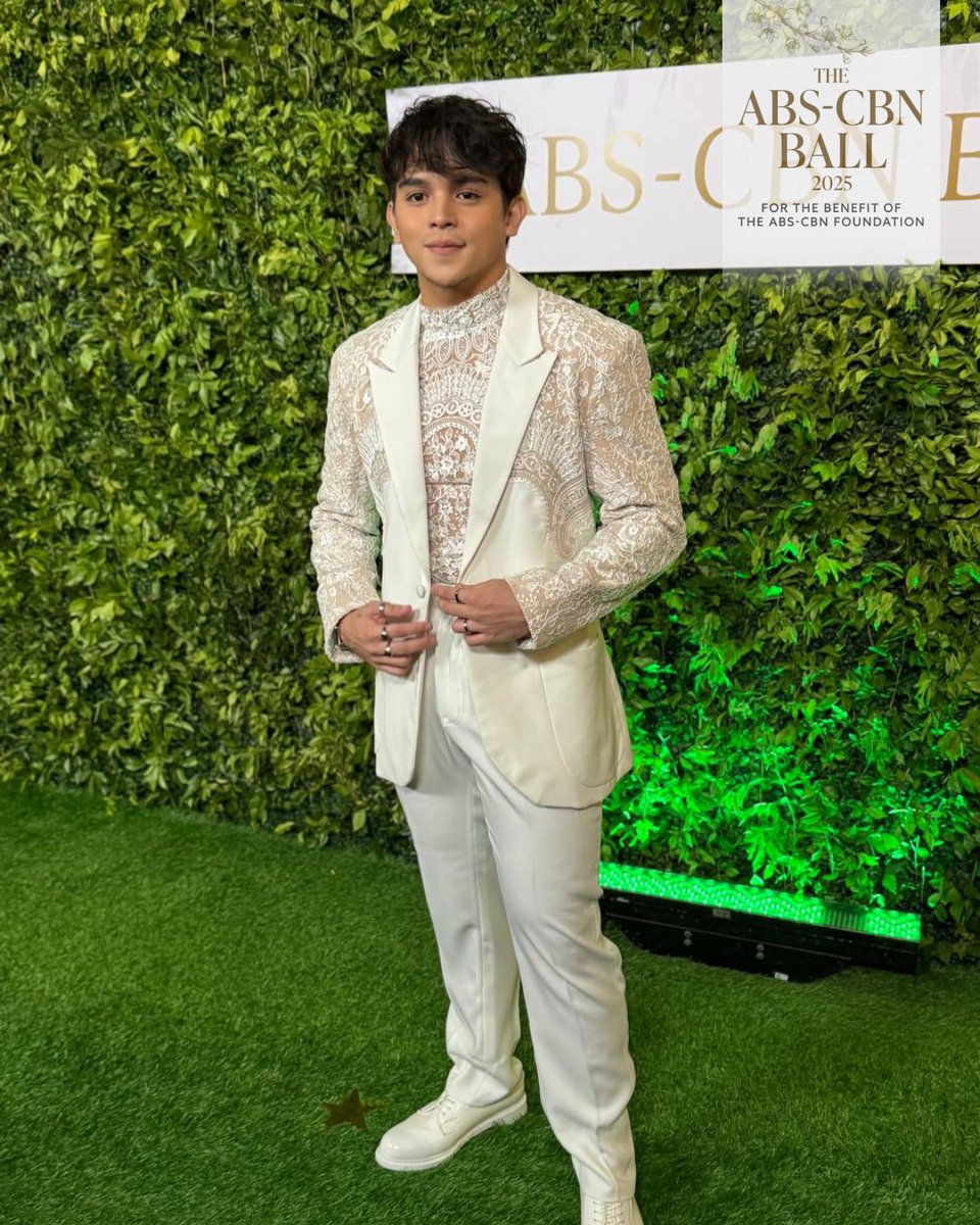 ofc_iwant's tweet image. #SeniorHigh &amp;amp; #HighStreet star, @MiggyJimenez23 lookin' dapper in white at the #ABSCBNBall2025!

Watch the #ABSCBNBall2025 now LIVE on iWantTFC! app.iwanttfc.com/ABSCBNBall2025…