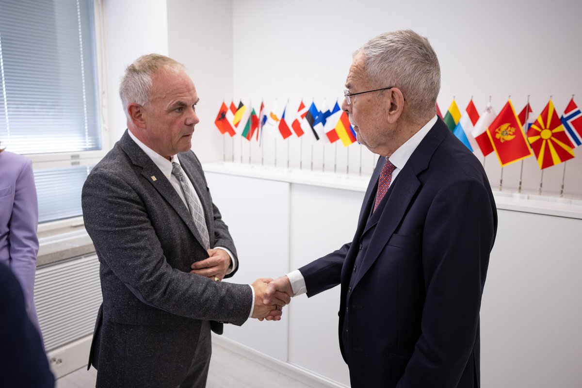 (2/2) Es hat mich sehr gefreut, im Rahmen des heutigen Besuchs des <a href="/HybridCoE/">Hybrid CoE</a> Oberst Josef Schröfl, stv. Direktor für Strategie und Verteidigung, kennenzulernen. Seine Expertise trägt maßgeblich zur Entwicklung von Strategien zur Abwehr hybrider Bedrohungen bei. (vdb)