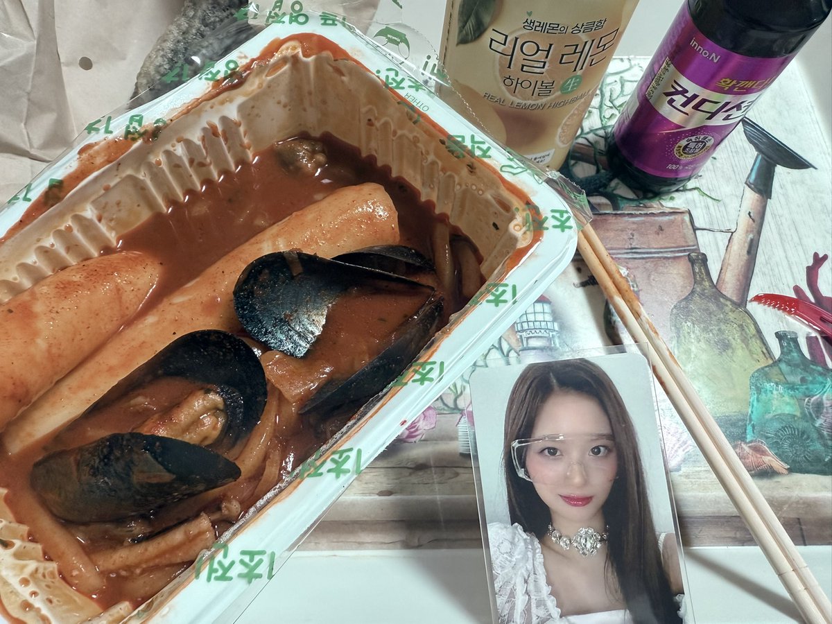 오랜만에 다이스 고글윤아랑
윤아가 오늘은 마시라고해서 윤아가 광고한 카브루 리얼레몬이랑 해원이가 광고한 컨디션도 사왔어! 두개는 세트잖아? 
떡볶이가 땡기는데 뭔가 국물 매콤하게 짬뽕도 먹고싶어서 해물짬뽕통가래떡볶이에 김말이 추가했어 잘 먹을게~
#설유니거품퐁퐁