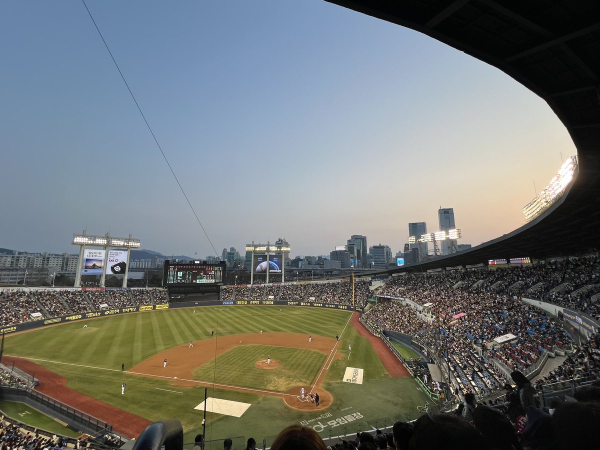 rharha0417's tweet photo. 오랜만에 진짜진짜 오랜만에 야구장!!!!!! https://t.co/4k7xksIb38