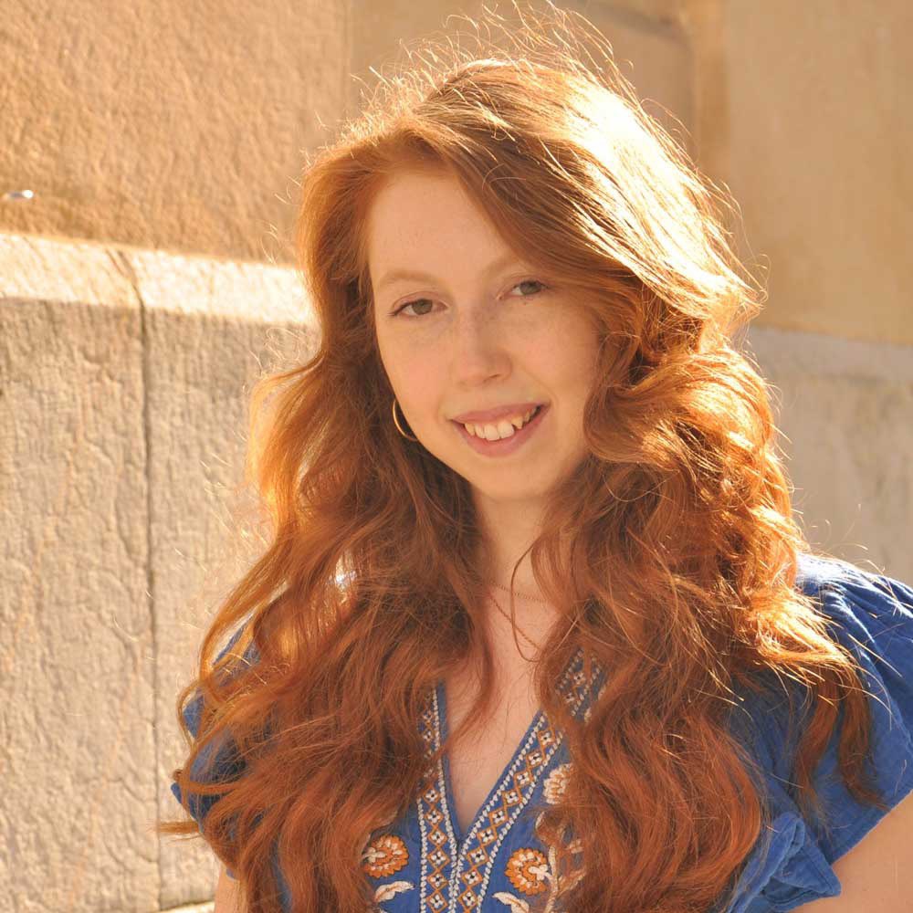 festivalcelsius's tweet photo. La asturiana Ester León es asidua asistente al festival, y nos alegra mucho que en el #celsius2025 vaya a presentar El circo de la Luna rota, su novela urbana en un marco de fantasía histórica. Por más veces https://t.co/DYcSuJXFfw