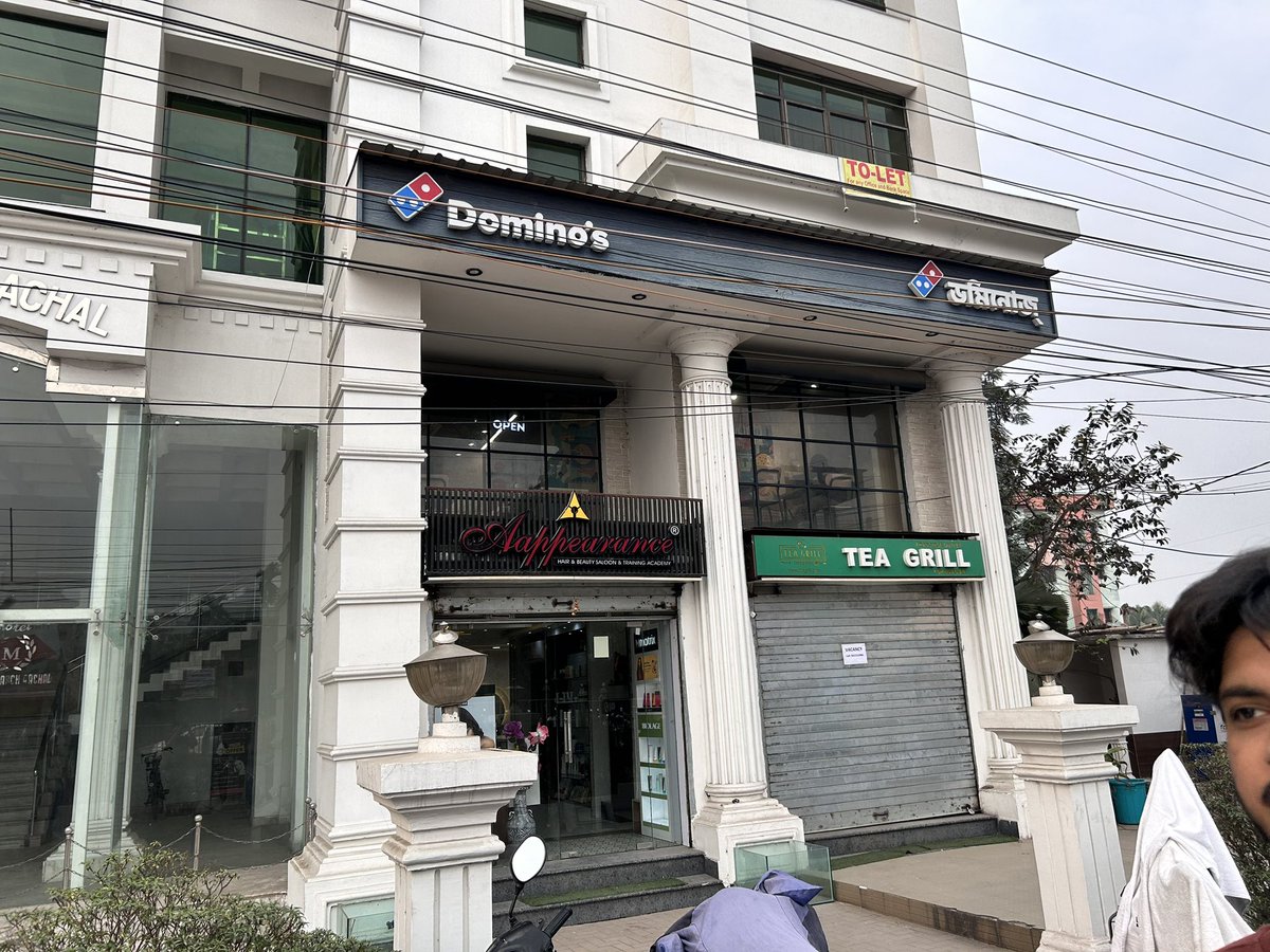 pansumit10's tweet photo. Hi @dominos_india , the man in the red apron in the video refused to take our order or even tell us about the menu even after asking him repeatedly, he was like “10 min baad time lagega. Online kar liniye itna jaldi hai toh”No one took our order https://t.co/xpX2HV2Eeb