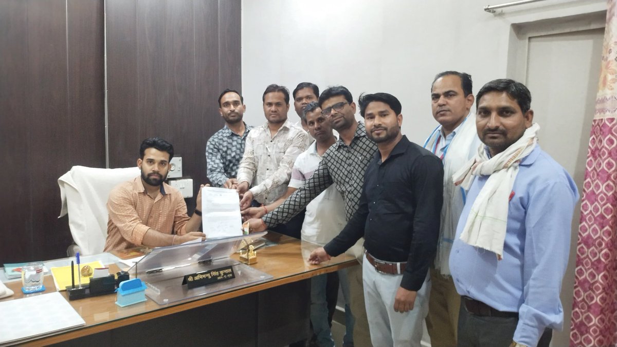 वरिष्ठ व्याख्याता पद के सृजन के विरोध में व्याख्याताओ ने मुख्यमंत्री <a href="/BhajanlalBjp/">Bhajanlal Sharma</a> जी के नाम उपखंड अधिकारी को सोपा ज्ञापन

📍छीपाबडौद, बारां
राजस्थान सेवा प्राध्यापक संघ रेसला शाखा छीपाबडौद ने मुख्यमंत्री के नाम उपखंड अधिकारी अभिमन्यु सिंह कुंतल को ज्ञापन सोपा। रेसला ब्लॉक