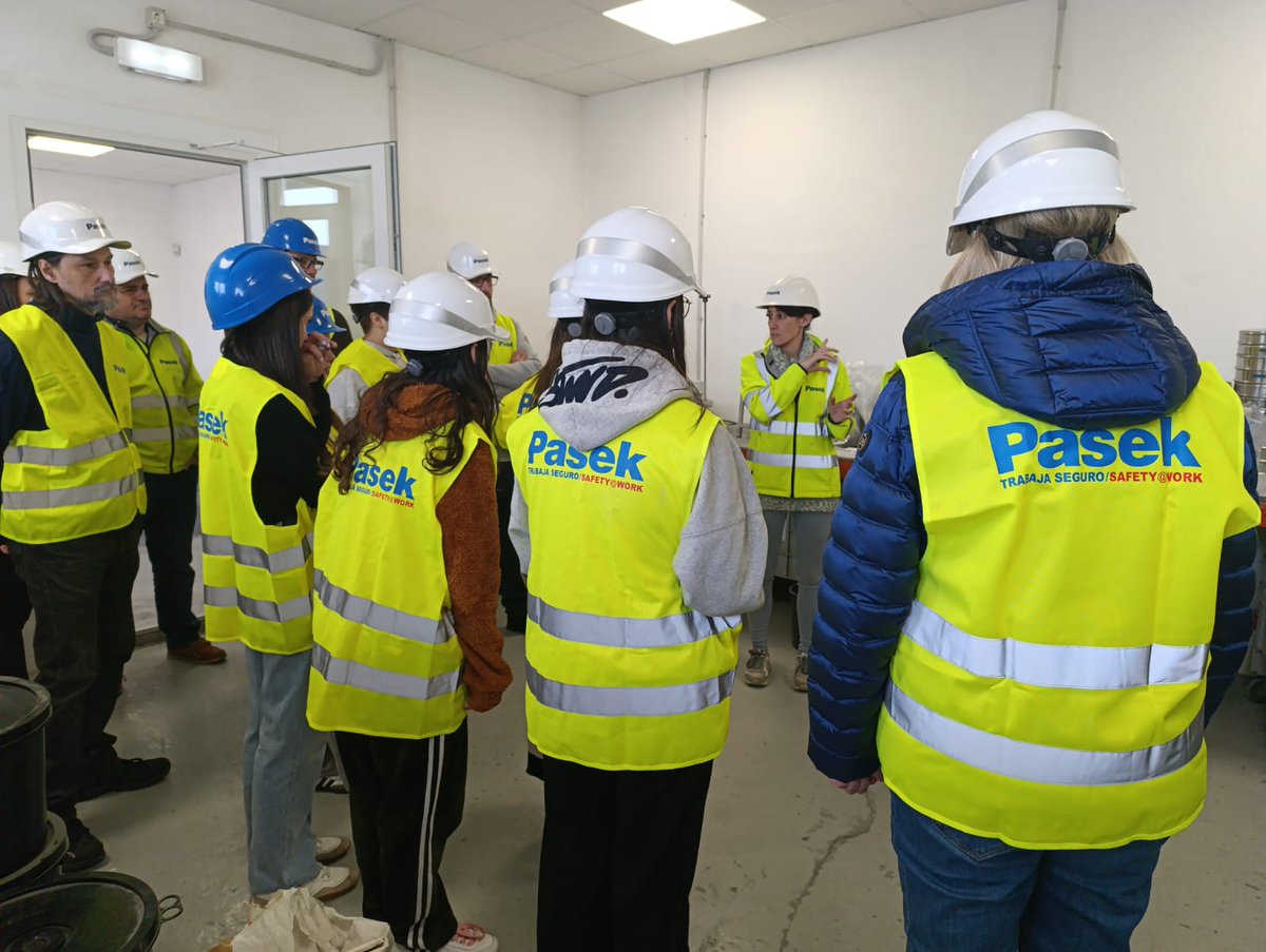 Alumnado de CFGM de Mantenimiento electromecánico y de Operaciones de laboratorio han visitado PASEK  dentro del programa IMPULSA que tenemos en colaboración con  <a href="/ayudaenaccion/">Ayuda en Acción</a>. Han comprobado el funcionamiento de la planta y aplicar conocimientos teóricos vistos en las aulas.