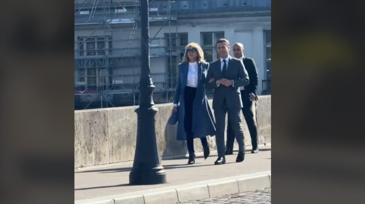 France : Louis XVI et Marie-Antoinette aperçus à Paris… Oh non, attendez, c'est juste les Macron ! 

Les Macron sur les quais de Seine à Paris. (La classe ? 20 gardes du corps, autant de voitures de polices, des rues fermées et des figurants pour applaudir).