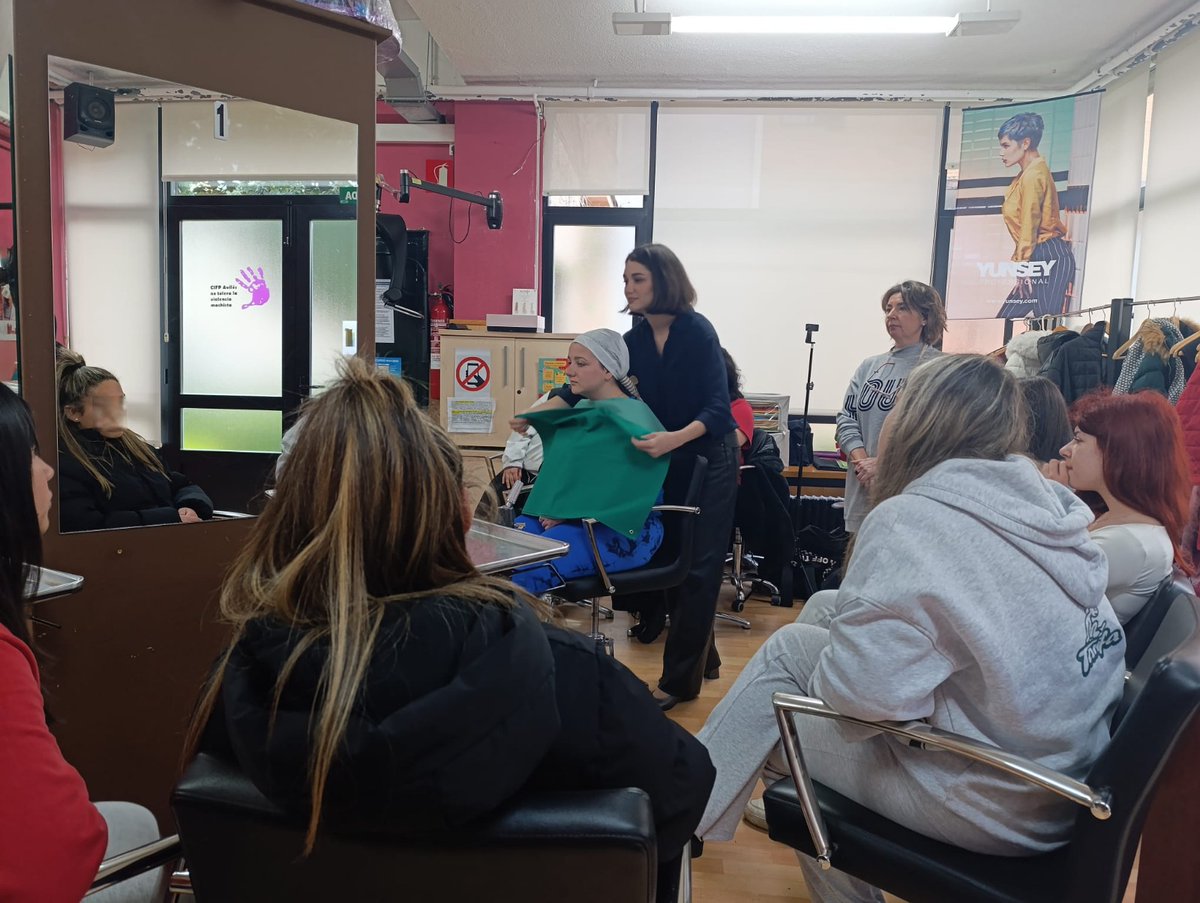 El alumnado de primer y segundo curso de FP Básica de Peluquería y Estética ha asistido a un taller de colometría que ha impartido en el centro Pilar Retegui.