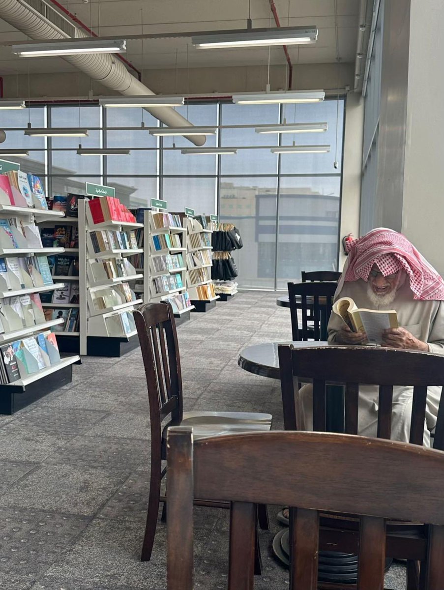 وخير جليسٍ في الزمان كتابُ .. الله يحفظه 🤍