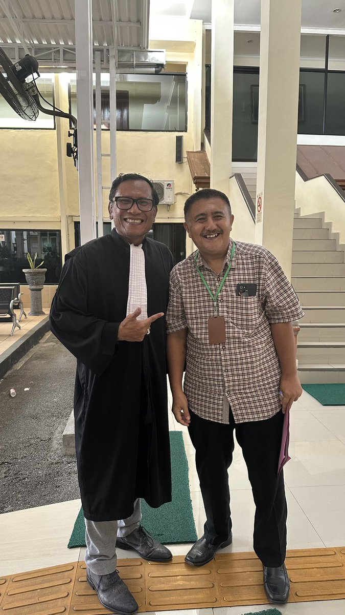 Wayan GENDO Suardana (@gendovara) on Twitter photo Bersama dr. Alit, Ahli Forensik Senior, jelang persidangan pidana di <a href="/pndenpasar/">PN Denpasar</a>. Beliau banyak mentransfer ilmunya terkait forensik sehingga menambah wawasan Saya dan tentu saja menambah terang sebuah perkara.
Suksema dokter 🙏🏻
#AhliForensik #drAlit #GLO #GendoLawOffice Bersama dr. Alit, Ahli Forensik Senior, jelang persidangan pidana di <a href="/pndenpasar/">PN Denpasar</a>. Beliau banyak mentransfer ilmunya terkait forensik sehingga menambah wawasan Saya dan tentu saja menambah terang sebuah perkara.
Suksema dokter 🙏🏻
#AhliForensik #drAlit #GLO #GendoLawOffice
