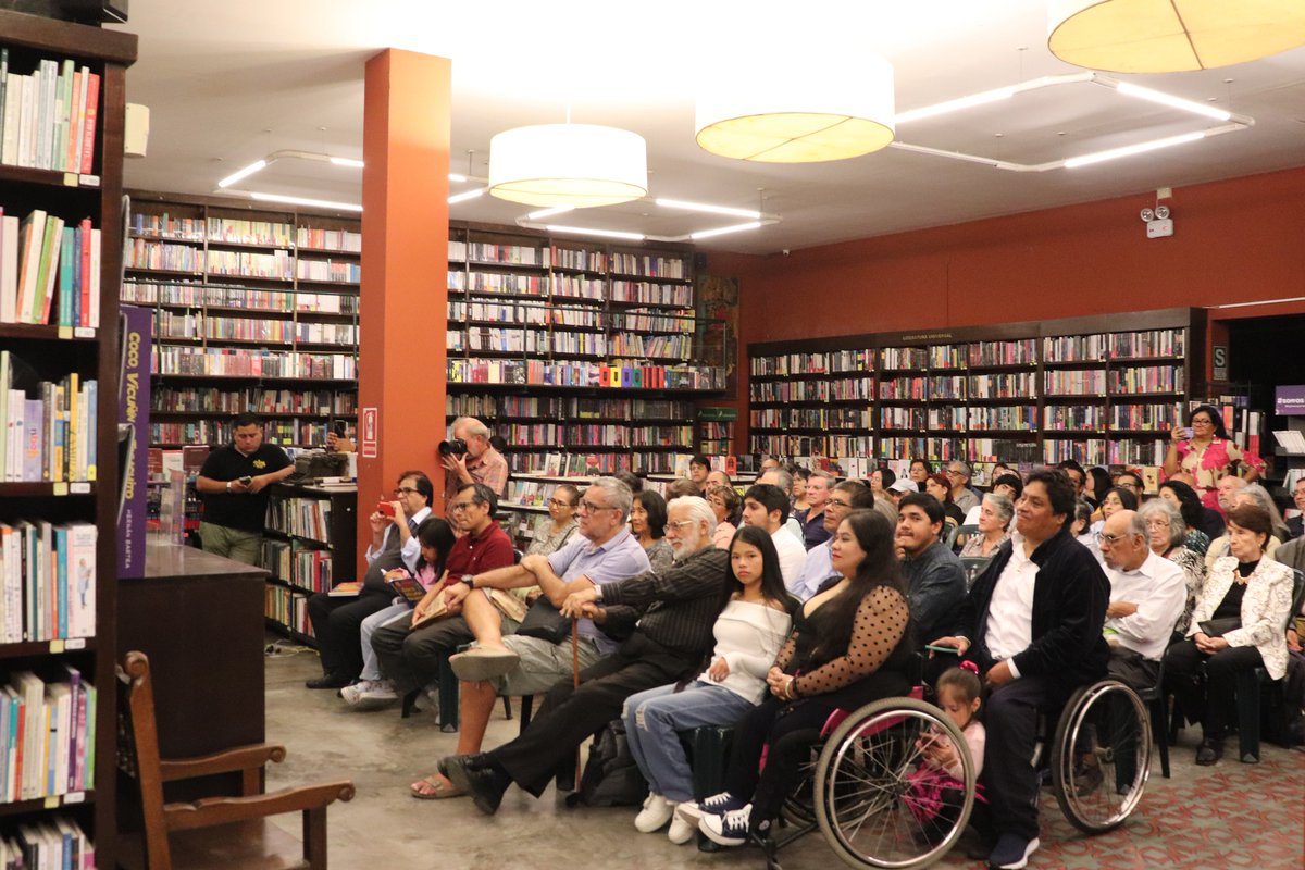 Misión cumplida.
El clásico del cómic peruano 'COCO, VICUÑÍN Y TACACHITO' (<a href="/PlanetaPeru/">PlanetaPeru</a>) del pionero Hernán 'Monky' Bartra se presentó con platea llena en <a href="/elvirreylibros/">Librería El Virrey 📚</a>.
La obra ya puede volar sola en todas las librerías del Perú.
Estamos felices.
Gracias por este milagro.