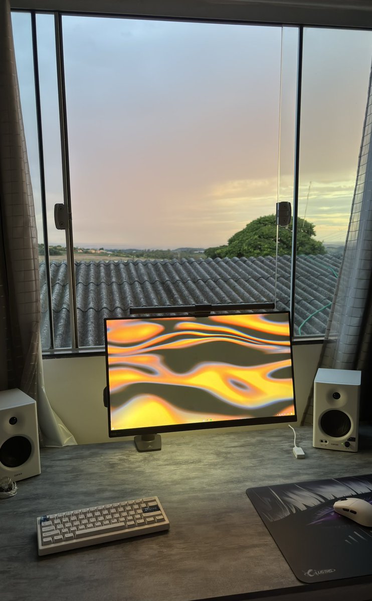 joaoitech's tweet image. This wallpaper really goes well with my setup.