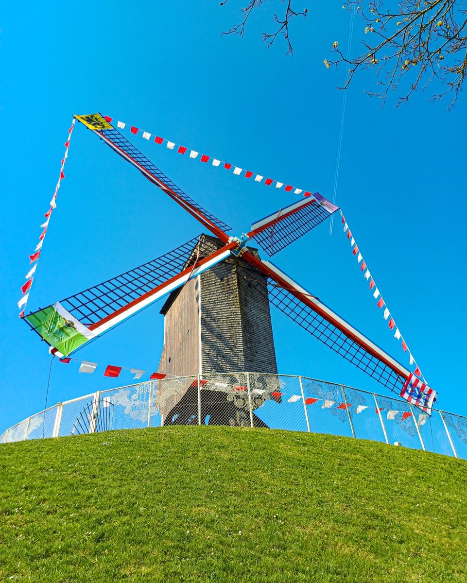 Everyone likes to dress up every once in a while. Even a windmill! 😀 The Sint-Janshuismolen is more than ready for the start of @rondevanvlaanderen, this Sunday in Bruges! 🚴🚴‍♂️🚴‍♀️

#rondevanvlaanderen #visitbruges #RVV25