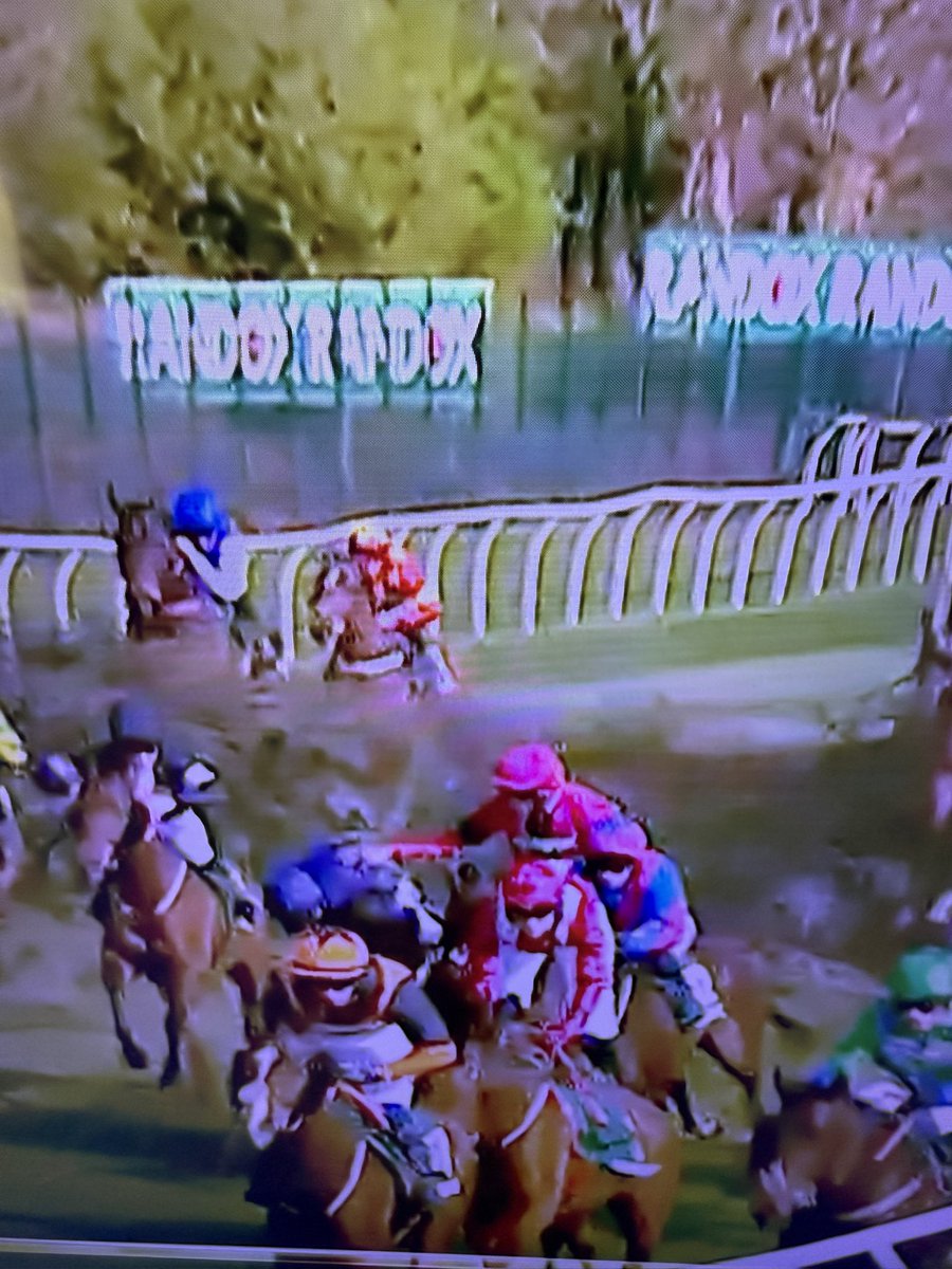 Not a great picture but <a href="/itvracing/">ITV Racing</a> please appreciate Callum Pritchard at fence 16 helping out his fellow jockey - this is the kind of thing we want to see and hear about 👌