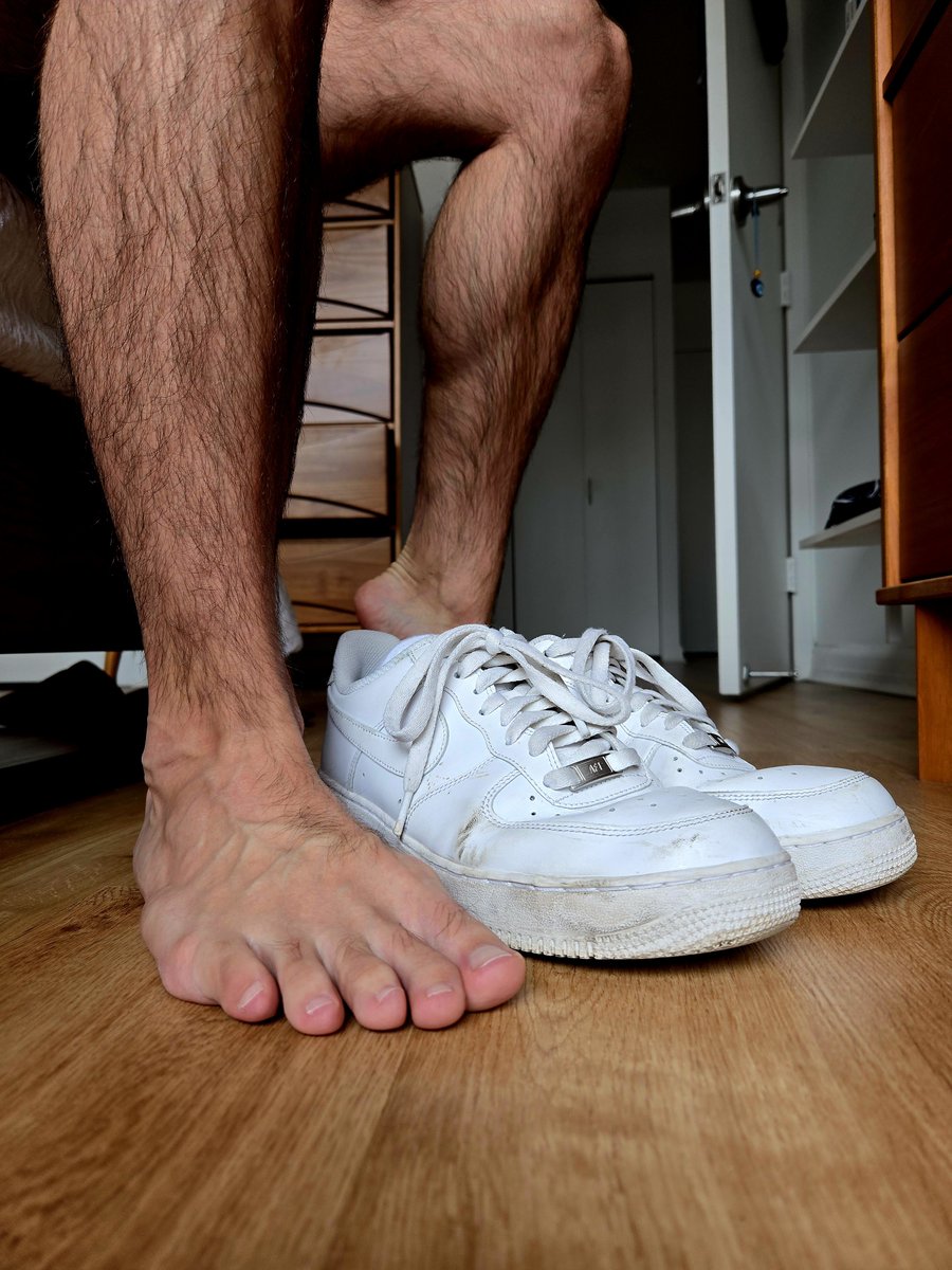 RJsFeet's tweet photo. Smelly feet and smelly Af1s. Come hang out with them 😈

#gayfeet #smellyfeet https://t.co/QIy4ia7HDM
