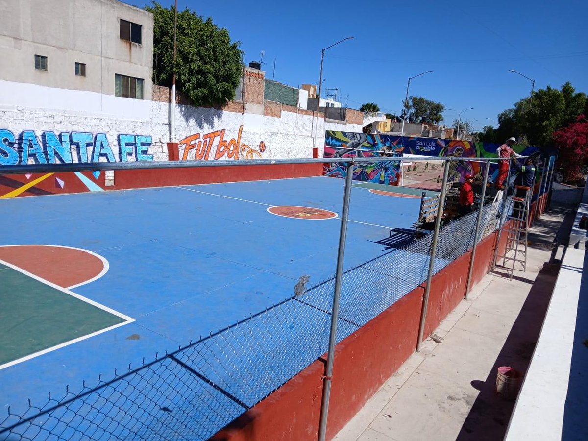 🛠️🦺 Por instrucciones del alcalde <a href="/EF_Galindo/">Enrique Galindo C</a>, la dirección de <a href="/ServMpalSLP/">Servicios Municipales SLP</a> continúa con el mantenimiento y mejoras en el Parque Lineal Río Españita.

Atendiendo las solicitudes de los vecinos, se está instalando una malla de protección para brindar mayor seguridad y comodidad a