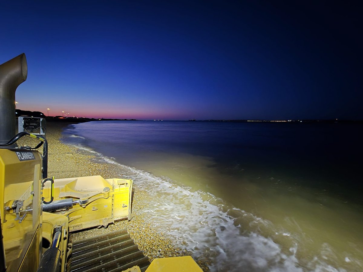 Here's #EastHantsFieldTeam at the end of a very successful shingle recycling operation at #RiverAlver outfall. Reducing future maintenance &amp; protecting #Alverstoke residents &amp; visitors from flooding/erosion. Great work👍. #floodaware <a href="/GosportCouncil/">Gosport Borough Council</a>
<a href="/cllrzoehuggins/">Cllr.ZoeHuggins</a> <a href="/hantsconnect/">Hampshire County Council</a>