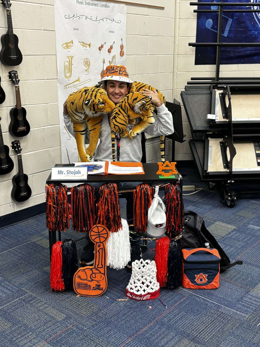 FrancescaRoseA's tweet photo. My intern is bringing the Auburn spirit today! @BarkleyParody @coachbrucepearl @AuburnMBB https://t.co/pDOlp3dr5X