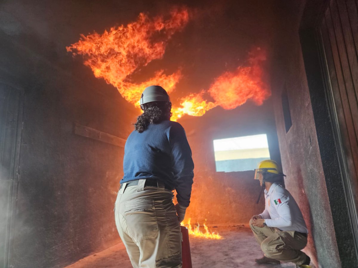 📢 Aprendizaje continuo en la ENAPROC

Estudiantes de la Licenciatura en #ProtecciónCivil en la Escuela Nacional de Protección Civil Campus Universitario Chiapas (ENAPROC-#Chiapas), participaron en la asignatura Prevención y Combate de #Incendios Urbanos, fortaleciendo sus