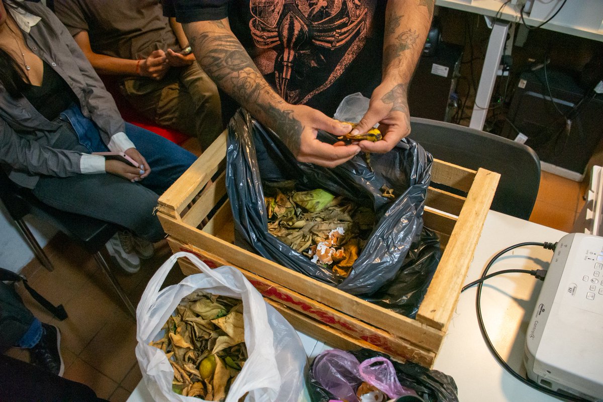 🌿 Realizamos el 1° módulo de capacitación ambiental con <a href="/secdelaMujeryD/">Secretaría de la Mujer y Diversidad de La Rioja</a>: residuos, compost, eficiencia energética y agua 💧♻️ ¡Gracias por el compromiso! #LeyYolanda #EducaciónAmbiental