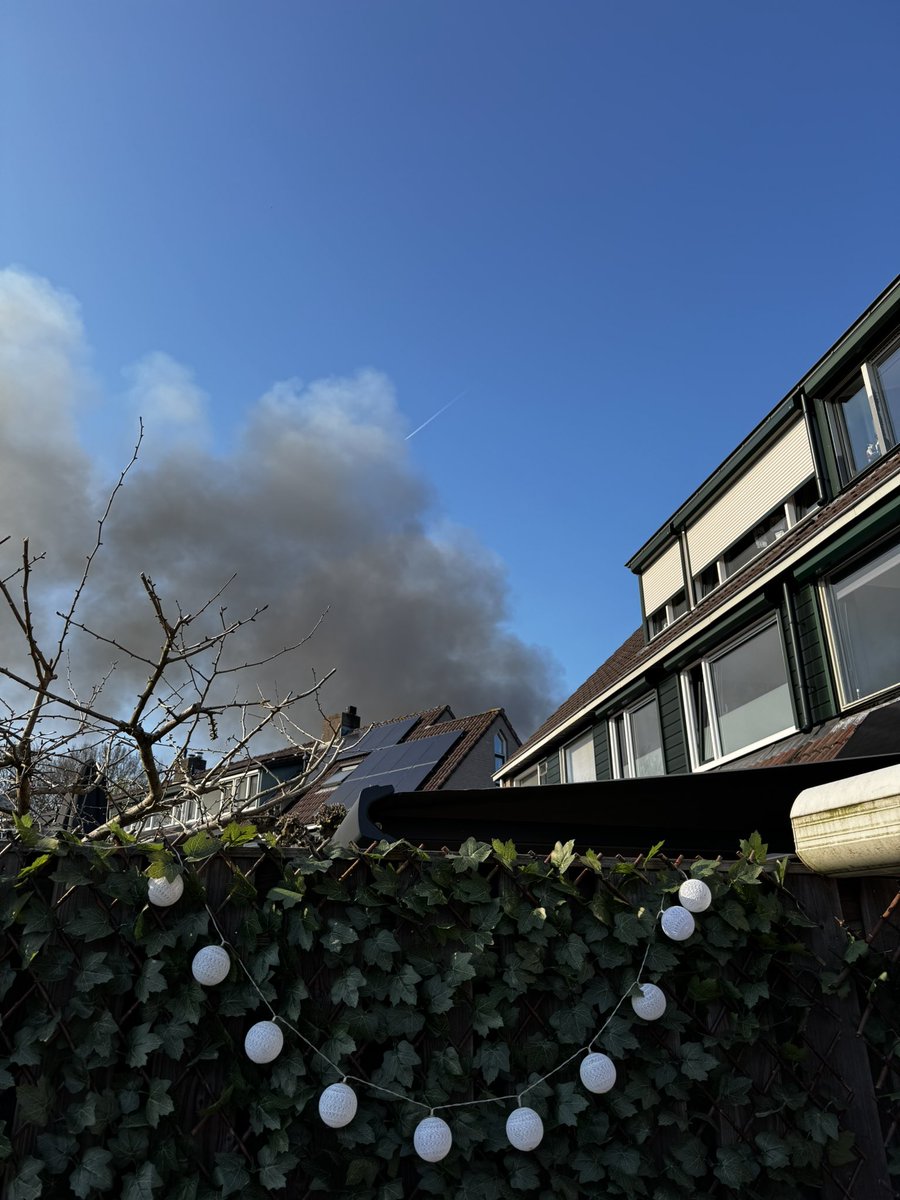 BirdsWorld's tweet photo. Weer flinke brand in Ede… Ditmaal oud tuincentrum op Landgoed Kernhem #Ede #brand https://t.co/wIjNktGXOl