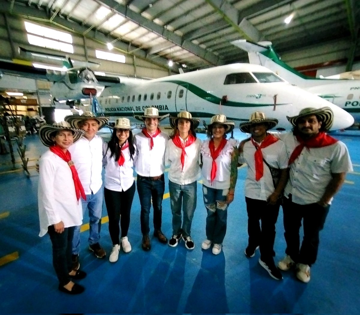 Hoy el grupo de la Escuela en el Comando Aéreo de la Policía Nacional
.
#clasesdegaita #gaitahembracolombiana #gaiteros #clasesdegaita #clasesdetambor #tallerdepercusion #clasesdepercusion #percusiondecosta #tallerdegaita #clasesdegaita #gaitahembra #gaitahembracolombiana
