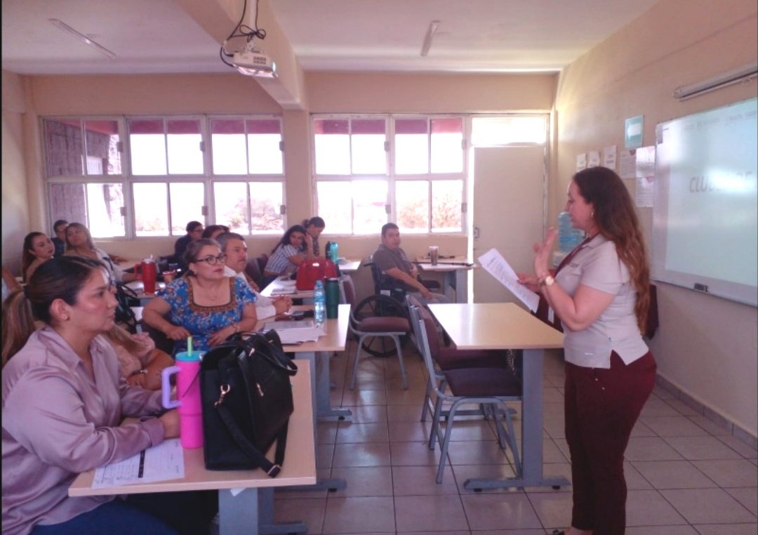 capaelfuerte's tweet photo. UNEME CECOSAMA El Fuerte a través de su coordinadora Lic. Gabriela Gaxiola, impartió una sesión enriquecedora sobre coaliciones comunitarias y clubes de lectura, dirigida a docentes de la UAdeO Unidad Regional El Fuerte. Como parte del Diplomado en Promotoria en Adicciones. https://t.co/Ovvw70zaG8