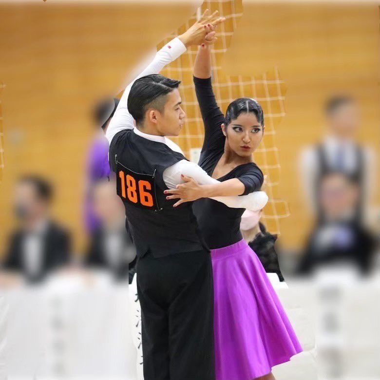 hitotsuba_brdc's tweet photo. 【まりな】
専攻: ラテン
大学: 一橋大学
バイトも就活も大忙しなまりな、部活ではレアキャラかと思いきや後輩から1番習われてるかも。人望だね😗
そういやドレスについて詳しいらしい。話すと止まらないぜ😎
外語大のピーターと組んでるよ。ラテンソウルを宿して今夏帰ってくるらしい🇲🇽 https://t.co/YGkW6zvREm