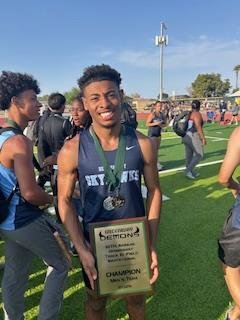 We LOVE the #classof2025! Congratulations to Andre! He intends to study Fine Arts and Architecture at the community college! #TakeFlightDV <a href="/DVHSSkyhawks/">Deer Valley Skyhawks</a>