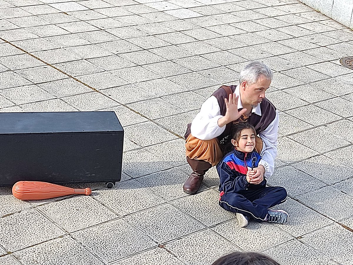 cmaestroavila's tweet photo. 1º EP

Impresionante puesta en escena del responsable de la actividad "De lo que sucedió al Lazarillo de Tormes" de @ciudadsaberes. Nos hemos divertido aprendiendo muchas cosas de la historia de Salamanca.

#SomosEducere
@FundEducere https://t.co/zEqPIL1Mf0